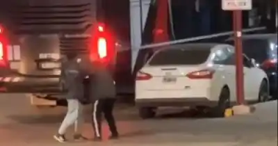 Se roció con líquido inflamable y se prendió fuego frente a la terminal: lo que nadie esperaba