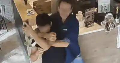 Pidió facturas gratis, robó las propinas y terminó a las piñas con un empleado: quedó filmado