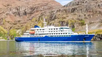 Crucero con tres muertos por hantavirus sigue varado frente a Cabo Verde sin que nadie pueda bajar