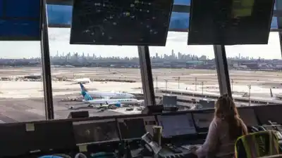Un avión chocó contra un poste de luz en pleno aterrizaje y lo que pasó después es un verdadero milagro