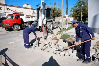 Siguen los trabajos de bacheo en varios barrios de la Capital