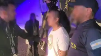 Llegó esposado y con la cabeza rapada: el detalle que reveló el operativo para traer a “Pequeño J” al país
