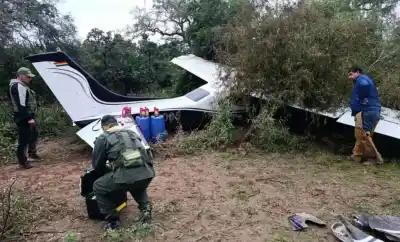 Hallan avioneta boliviana abandonada y rodeada de huellas de camionetas en el este de Salta