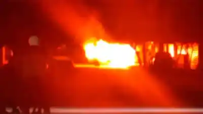 Un auto en llamas en el barrio Ejército Argentino: lo que vieron los vecinos antes del incendio