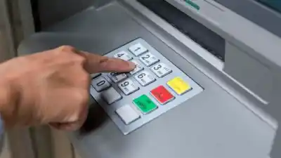 Olvidó su tarjeta en un cajero y el mensaje del banco la dejó helada: perdió más de un millón