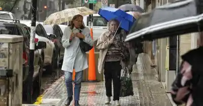 El paraguas a mano: el clima da un giro y vuelven las lluvias a Rosario
