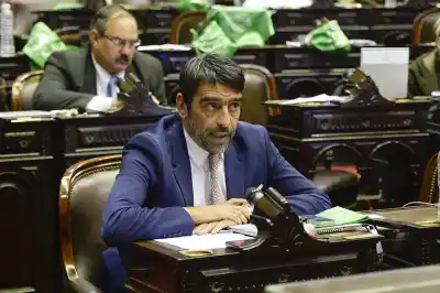 “Le avisé que había más”: el diputado que expuso a Adorni lanzó una nueva amenaza contra Milei