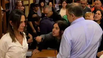 Sesión explotó en el Concejo: golpes, gritos y una concejal descompensada, ¿qué pasó adentro?