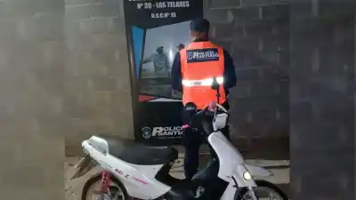 Circulaba a toda velocidad y sin casco: el insólito motivo por el que la policía la detuvo en Los Telares