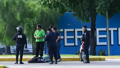 Chocaron dos motos en avenida Libertador y Belgrano y uno de los conductores escapó