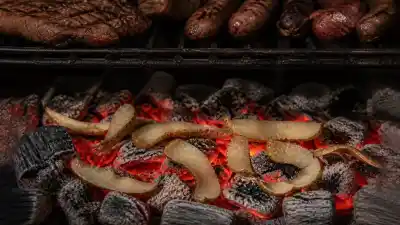 El truco de las cáscaras de papa que todo asador debería conocer antes de prender el fuego