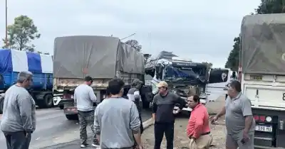 Impactante choque frontal entre dos camiones en la ruta 33: el tránsito quedó completamente cortado