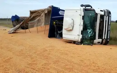 Volcó su camión en la ruta 85 y lo que hallaron debajo de la cabina conmocionó a todos