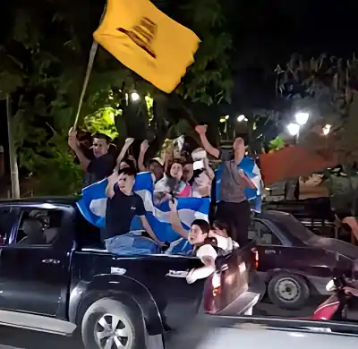 Monterizos celebraron el triunfo de Javier Milei en plaza Bernabé Aráoz