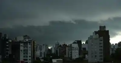Triple alerta en Rosario: tormentas, granizo y ráfagas de hasta 90 km/h en las próximas horas