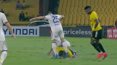 Lluvia torrencial y expulsión: el insólito momento que dejó a Boca con diez en Ecuador