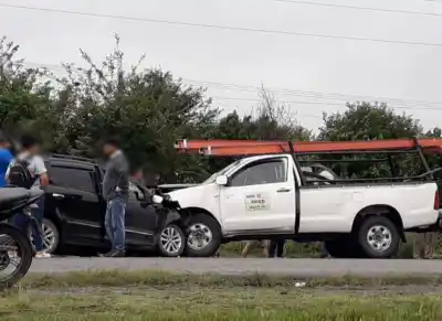 5 heridos en Monteros al chocar frontalmente una camioneta y un auto