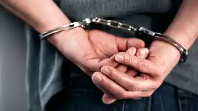 Fue a buscar sus cosas a lo de su ex y terminó golpeada contra la pared