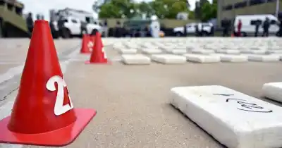 Aterrizó con 400 kilos de cocaína en el norte santafesino: lo que hallaron dentro del avión dejó helada a la Federal