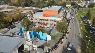 Abren 60 puestos en una carnicería y la fila de postulantes ya supera las mil personas