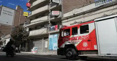 Cayó seis pisos por el hueco de un ascensor y lo que hallaron los bomberos al llegar heló a todos