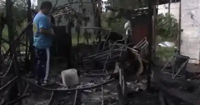 Se despertaron con olor a humo y las llamas ya devoraban su casa en barrio Tango