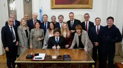 Milei estalló contra la prensa y negó cambios en el Gabinete: lo que dijo sobre Adorni