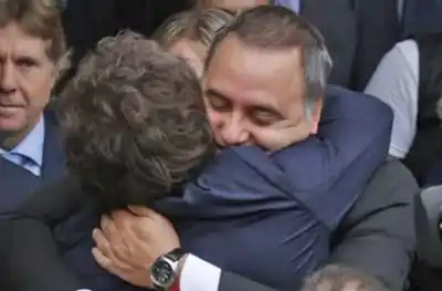 Milei estalla contra la prensa y descarta cambios en su Gabinete en medio del escándalo Adorni