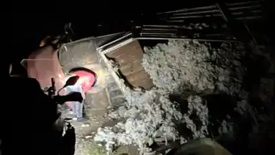 Volcó un camión cargado de algodón en la Ruta 11 y el conductor terminó ileso