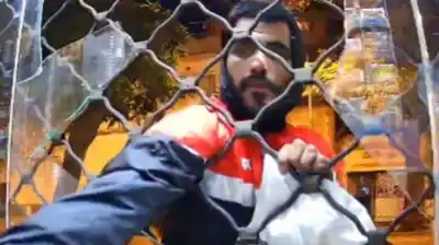 Destrozó la vidriera de una cerrajería, pidió ayuda a un transeúnte y lo que pasó después es increíble