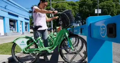 Rosario: las bicicletas públicas suman dos nuevas estaciones en Oroño y los vecinos ya las usan