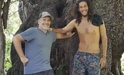 Julián Weich acompañó a su hijo “hippie” a la peluquería y el resultado sorprendió a todos