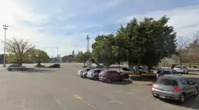 Escucharon una fuerte detonación en un supermercado y lo que encontraron en el estacionamiento conmocionó a todos