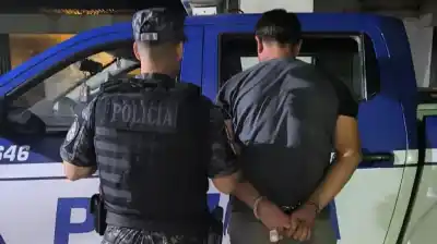 Un adolescente robó una moto, chocó y su papá terminó detenido en un insólito operativo