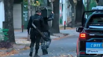 Apareció un paquete sospechoso en una clínica de Rosario y una perra antiexplosivos marcó dos veces: lo que pasó después