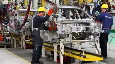 La producción de autos cayó más de 17% en abril y una fábrica emblemática paralizará casi un mes