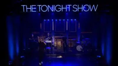 Trueno deslumbró en el programa de Jimmy Fallon y los detalles de su actuación que no viste