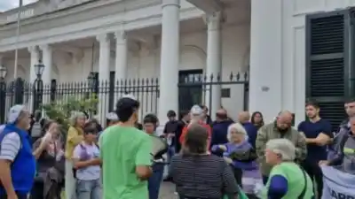 Sesión caliente en San Isidro: puertas cerradas, presencia policial y reforma urbana aprobada