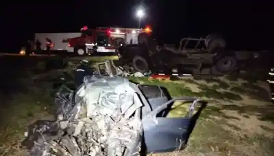 Un Audi intentó sobrepasar a toda velocidad y terminó partido en dos contra un camión