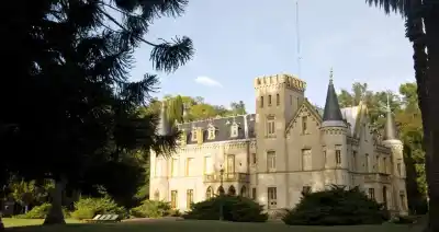 El castillo francés escondido en Lobos que pocos conocen: té de campo, asados y una escalera de vitrales