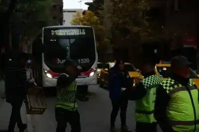 Bajaba de un colectivo en el centro de Córdoba y terminó con un pie amputado