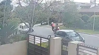 Fingieron ser repartidores para robarle la camioneta: la reacción de la mujer los dejó helados