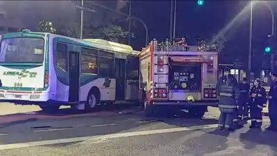 Impactante choque entre un camión de bomberos y un colectivo en San Telmo: el saldo que dejó el siniestro