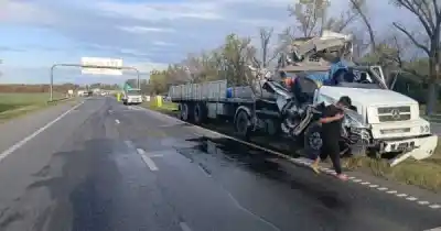 Un camión conducido por una mendocina chocó contra un tractor en la Autovía 7 y dos personas terminaron en el hospital