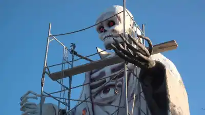 Una estatua de más de siete metros desató una polémica inexplicable en La Bajada