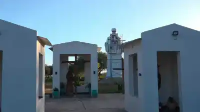 El dueño del campito de San La Muerte rompió el silencio y reveló la impactante razón detrás de la gigantesca imagen