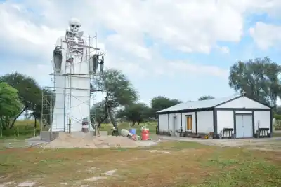 Una figura esquelética de 10 metros apareció en La Bajada y nadie sabe qué pasará después