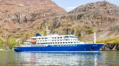 El brote de hantavirus que escapó del crucero: una azafata cayó enferma sin haber pisado el barco