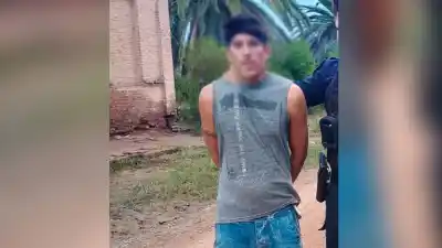 Ofreció una cámara de seguridad en un barrio y lo que la policía encontró en su mochila escaló el caso