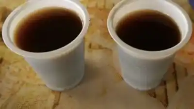 El peligro oculto de tu café: lo que los vasos de plástico liberan en tu cuerpo